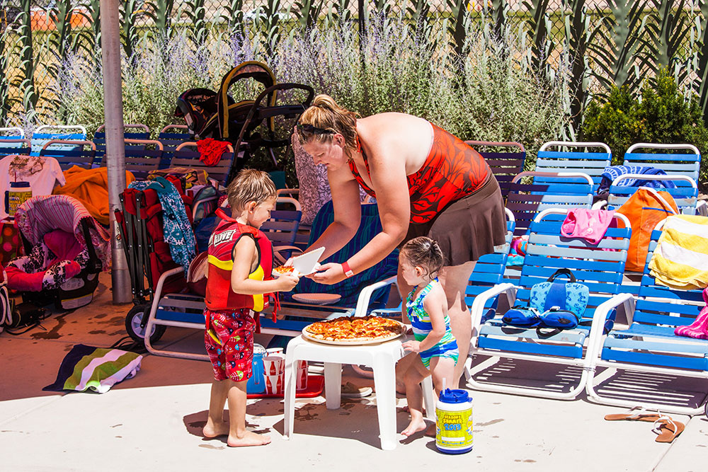 cowabunga-family-reunions Mom & Kids Enjoying Pizza